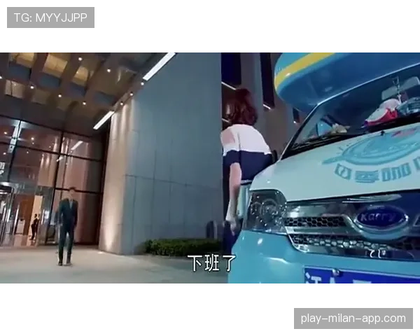 覃海洋在路边摊吃串，旁边那辆豪车直接让人怀疑人生